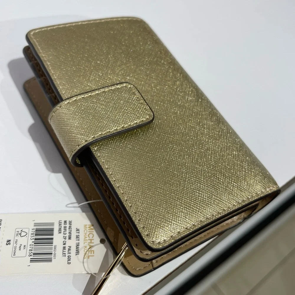 MICHAEL KORS Jet Set Md Zip CN Metallic Saffiano Leather BiFold Wallet
Pale Gold - Picture 3 of 16